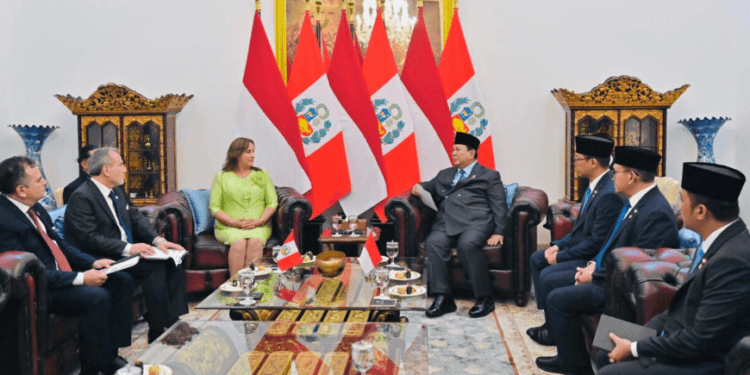 Presiden RI Prabowo Subianto dan Presiden Republik Peru, Dina Ercilia Boluarte Zegarra melakukan pertemuan tête-à-tête, di ruang kerja Istana Merdeka, Jakarta, Senin (11/08/2025).(Presidenri)
