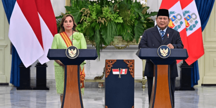Presiden RI Prabowo Subianto dan Presiden Republik Peru, Dina Ercilia Boluarte Zegarra memberikan keterangan pers di Istana Merdeka, Jakarta, Senin (11/08/2025).(Presidenri)