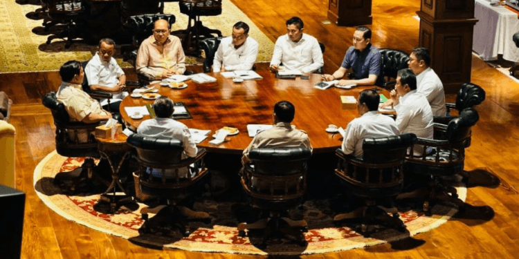 Presiden Prabowo Subianto mengadakan rapat secara maraton bersama sejumlah Menteri di kediaman pribadinya, Hambalang, Bogor, Jawa Barat, Selasa (19/08/2025).(Presidenri)