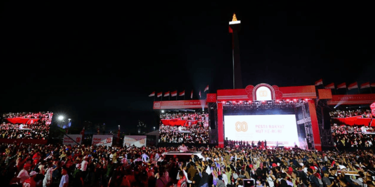 Suasana Monumen Nasional (Monas), Jakarta saat acara Karnaval Bersatu pada Minggu malam (17/08/2025).(Presidenri)