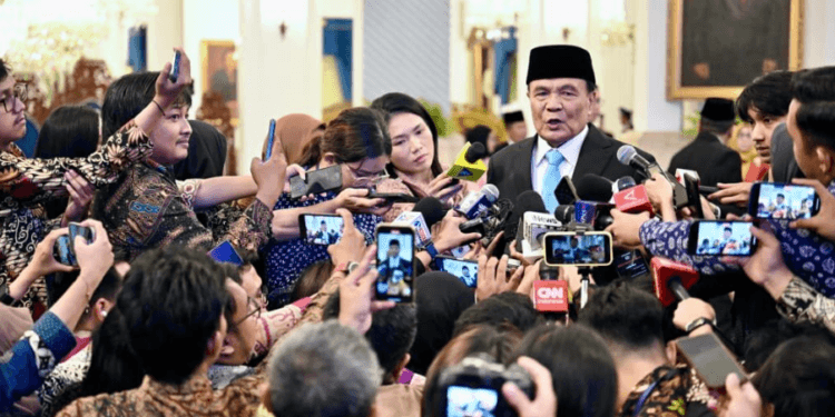 Menteri Koordinator Bidang Politik dan Keamanan Djamari Chaniago memberikan keterangan kepada awak media di Istana Merdeka, Jakarta, pada Rabu, 17 September 2025.(Presidenri)