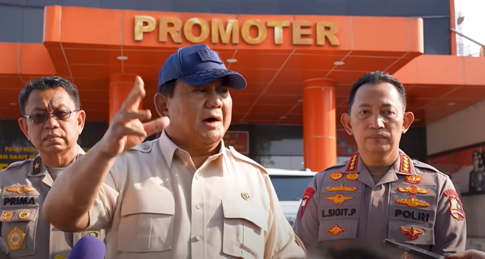 Presiden Prabowo Subianto memberikan keterangan pers usai menjenguk warga serta aparat kepolisian dirawat di RS Bhayangkara R. Said Sukanto, Kramat Jati, Jakarta Timur, Senin (01/09/2025).(Sekpres)