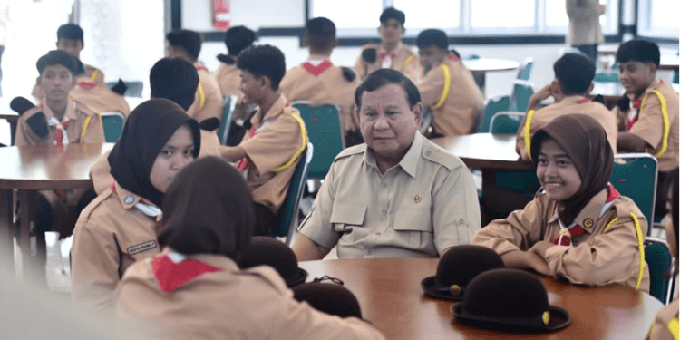 Presiden Prabowo Subianto berpose bersama para siswa saat meninjau Sekolah Rakyat Menengah Atas (SRMA) Margaguna di Jakarta Selatan, Kamis (11/09/2025).(Presidenri)