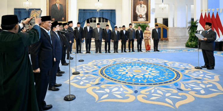 Presiden Prabowo Subianto melantik menteri, wakil Menteri hingga kepala badan baru dalam Kabinet Merah Putih di Istana Negara, Jakarta, pada Rabu, 17 September 2025.(Presidenri)