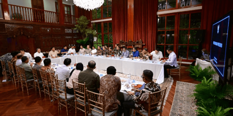 Presiden Prabowo Subianto memimpin rapat bersama sejumlah menteri Kabinet Merah Putih di kediaman pribadinya, Jalan Kertanegara, Jakarta, Minggu sore (28/09/2025).(Presidenri)
