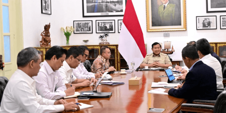 Presiden Prabowo Subianto memimpin rapat terbatas bersama sejumlah Menteri Kabinet Merah Putih di Istana Merdeka, Jakarta, pada Senin, 15 September 2025.(Presidenri)