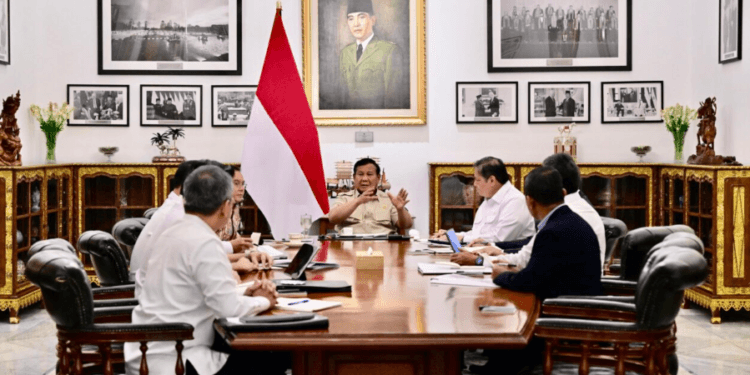 Presiden Prabowo Subianto memimpin rapat terbatas dengan sejumlah menteri Kabinet Merah Putih di Istana Merdeka, Jakarta, pada Senin, 15 September 2025.(Presidenri)