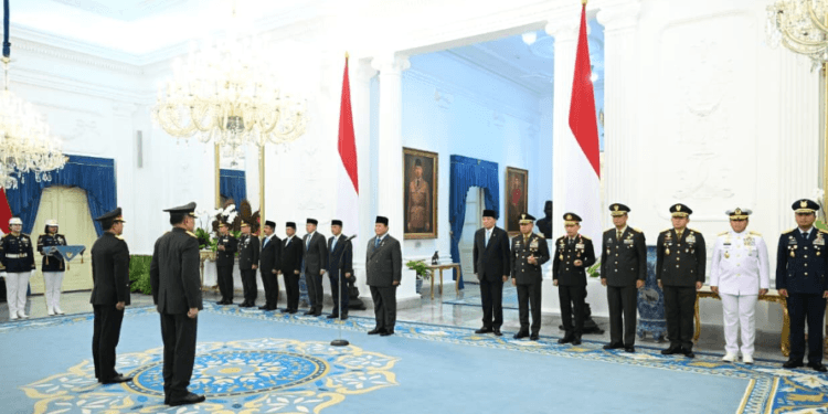 Presiden Prabowo Subianto menganugerahkan pangkat istimewa kepada Djamari Chaniago dan Ahmad Dofiri di Ruang Kredensial, Istana Merdeka, Jakarta, Rabu, 17 September 2025.(Presidenri)