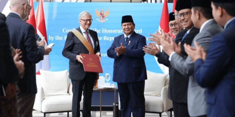 Presiden Prabowo Subianto menganugerahkan penghargaan Order of Distinguished Stars – Bintang Jasa Utama kepada tokoh filantropi dunia sekaligus pendiri Gates Foundation, Bill Gates, di Landmark Room, Lantai 29, Hotel Millennium Hilton New York One UN Plaza, Selasa (23/09/2025).(Presidenri)