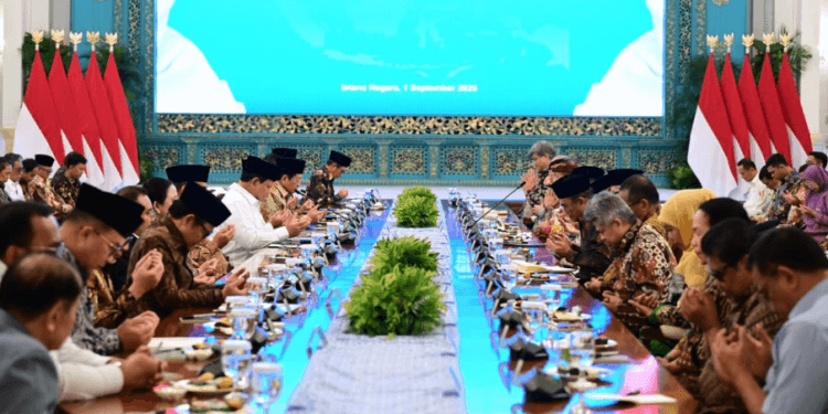 Presiden Prabowo Subianto menggelar silaturahmi dengan tokoh lintas agama, pimpinan partai politik, pimpinan serikat buruh, dan organisasi kepemudaan lintas iman di Istana Negara, Jakarta, Senin (01/09/2025).(Presidenri)