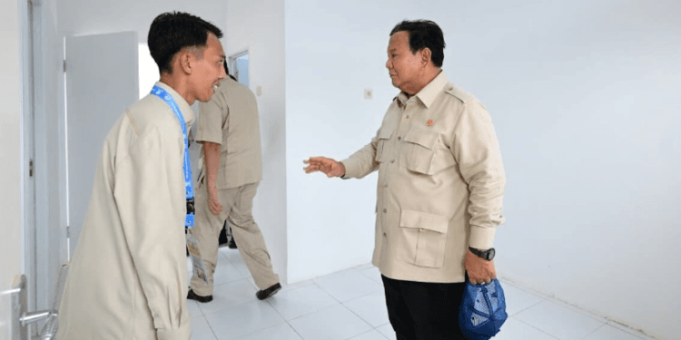 Presiden Prabowo Subianto meninjau rumah di Pesona Kahuripan 10, Cileungsi, Kabupaten Bogor, pada Senin, 29 September 2025.(Presidenri)