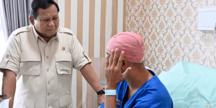 Presiden Prabowo Subianto menjenguk masyarakat dan polisi korban aksi demonstrasi di Rumah Sakit Bhayangkara Tingkat 1 R. Said Sukanto Kramat Jati, Jakarta Timur, Senin (01/09/2025).(Sekpres)