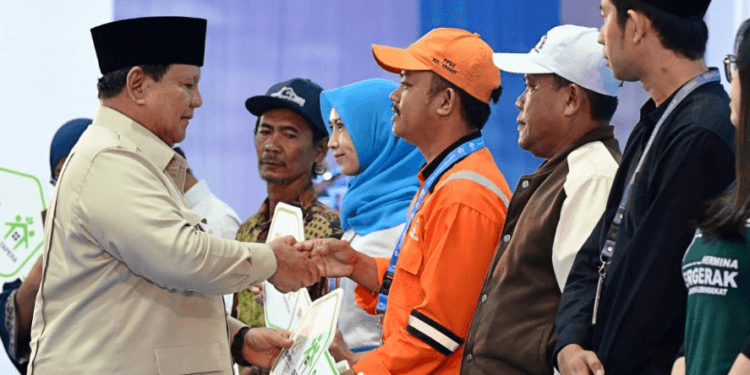 Presiden Prabowo Subianto meresmikan akad massal 26 Ribu KPR FLPP sekaligus serah terima kunci rumah yang digelar secara hybrid dan dipusatkan di Pesona Kahuripan 10, Cileungsi, Kabupaten Bogor, Senin (29/09/2025).(Presidenri)