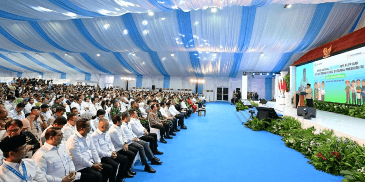 Presiden Prabowo Subianto meresmikan akad massal 26 Ribu KPR FLPP sekaligus serah terima kunci rumah yang digelar secara hybrid dan dipusatkan di Pesona Kahuripan 10, Cileungsi, Kabupaten Bogor, Senin (29/09/2025).(Prseidenri)
