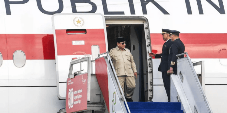Presiden Prabowo Subianto tiba di Pangkalan Udara TNI AU Halim Perdanakusuma, Jakarta, Sabtu (27/9/2025), setelah menyampaikan pidato pada sidang umum PBB dan kunjungan kenegaraan ke negara Jepang, Kanada dan Belanda.(AntaraNews)