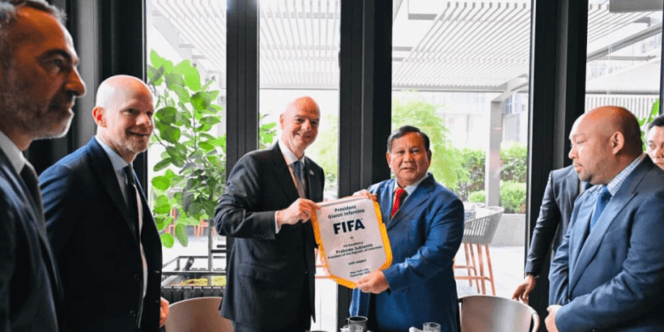 Presiden RI Prabowo Subianto menerima kunjungan Presiden FIFA Gianni Infantino di New York, Amerika Serikat, Rabu (24/09/2025) waktu setempat.(Presidenri)
