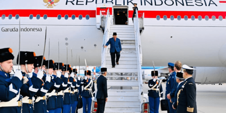 Presiden RI Prabowo Subianto tiba di Bandar Udara Internasional Schipol, Amsterdam, Belanda, Kamis (25/09/2025).(Presidenri)