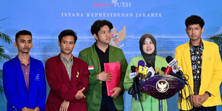 Sejumlah perwakilan mahasiswa dari berbagai organisasi memberikan keterangannya kepada awak media di Istana Kepresidenan Jakarta, Kamis (04/09/2025).(Presidenri)
