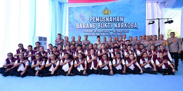 Presiden Prabowo Subianto berpose bersama usai acara pemusnahan bukti narkoba di Lapangan Bhayangkara Mabes Polri, Jakarta, pada Rabu, 29 Oktober 2025.(Presidenri)