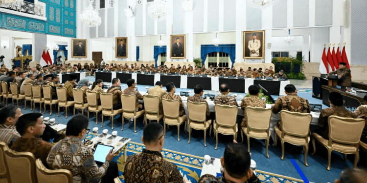 Presiden Prabowo Subianto bersama Wakil Presiden Gibran Rakabuming memimpin Sidang Kabinet Paripurna dalam rangka memperingati satu tahun pemerintahan Kabinet Merah Putih di Istana Negara, Jakarta, pada Senin, 20 Oktober 2025.(Presidenri)
