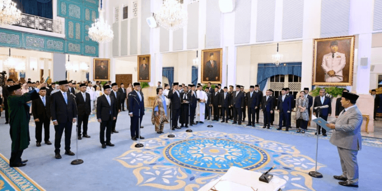 Presiden Prabowo Subianto melantik sepuluh Duta Besar Luar Biasa dan Berkuasa Penuh (LBBP) dan satu Wakil Duta Besar Republik Indonesia untuk negara sahabat, dalam upacara yang digelar di Istana Negara, Jakarta, Rabu (08/10/2025).(Presidenri)