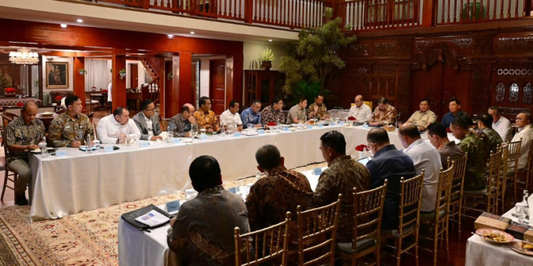 Presiden Prabowo Subianto memanggil sejumlah anggota Kabinet Merah Putih ke kediaman pribadinya, Jalan Kertanegara, Jakarta, Minggu malam (05/10/2025).(Presidenri)