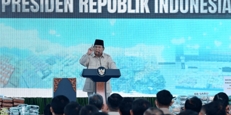 Presiden Prabowo Subianto memberikan sambutan pada acara pemusnahan bukti narkoba di Lapangan Bhayangkara Mabes Polri, Jakarta, pada Rabu, 29 Oktober 2025.(Presidenri)