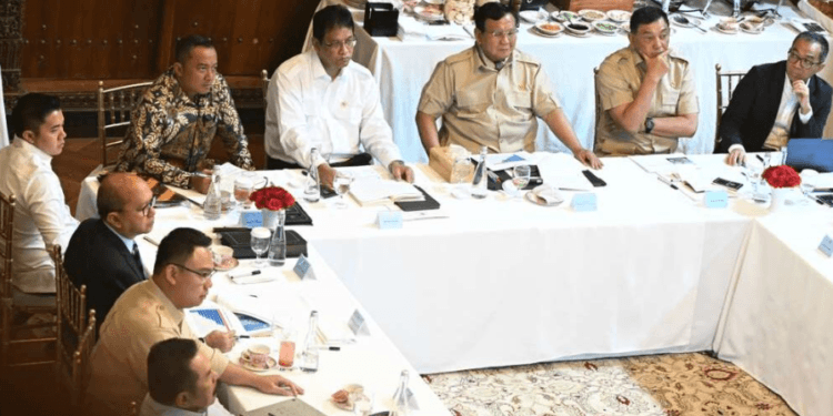 Presiden Prabowo Subianto memimpin rapat terbatas bersama jajaran kabinet Merah Putih di Kertanegara, Jakarta, pada Kamis, 16 Oktober 2025. (Presidenri)