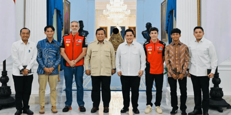 Presiden Prabowo Subianto menerima kunjungan juara dunia MotoGP Marc Marquez bersama dua pembalap muda Indonesia, Mario Aji dan Veda Ega Pratama, di Istana Merdeka, Jakarta, Selasa (30/09/2025).(Presidenri)
