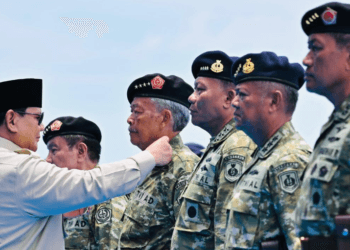 Presiden Prabowo Anugerahkan Pangkat Kehormatan kepada 11 Purnawirawan TNI di KRI RJW-992
