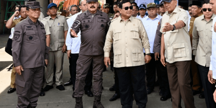 Presiden Prabowo Subianto menyaksikan Penyerahan Aset Barang Rampasan Negara (BRN) kepada PT Timah Tbk., yang digelar di Smelter PT Tinindo Internusa, Kota Pangkal Pinang, Provinsi Kepulauan Bangka Belitung, Senin (06/10/2025). (Presidenri)