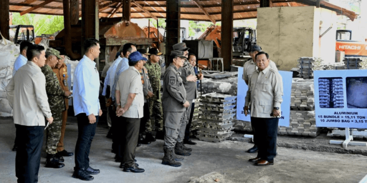 Presiden Prabowo Subianto menyaksikan Penyerahan Aset Barang Rampasan Negara (BRN) kepada PT Timah Tbk., di Smelter PT Tinindo Internusa, Kota Pangkal Pinang, Provinsi Kepulauan Bangka Belitung, Senin (06/10/2025). (Presidenri)