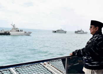 Prabowo Subianto Saksikan Aksi Spektakuler Armada TNI AL di Teluk Jakarta