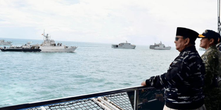 Presiden Prabowo Subianto menyaksikan langsung demo laut dan sailing pass dari atas KRI dr. Radjiman Wedyodiningrat (RJW-992), di acara Presidential Inspection, Kamis (02/10/2025).(Presidenri)