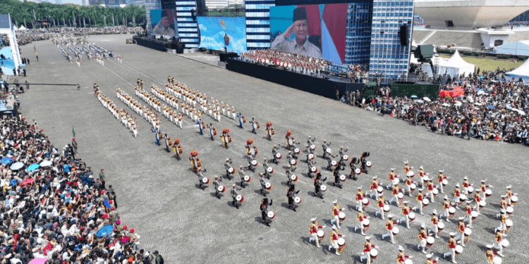 Presiden Prabowo Subianto menyaksikan rangkaian demonstrasi dan defile pasukan serta alat utama sistem senjata (alutsista) di Lapangan Silang Monumen Nasional (Monas), Jakarta, Minggu (05/10/2025).(Presidenri)