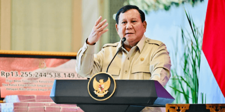 Presiden Prabowo Subianto menyampaikan sambutannya di Gedung Utama Kompleks Kejaksaan Agung RI, Jakarta, pada Senin, 20 Oktober 2025.(Presidenri)