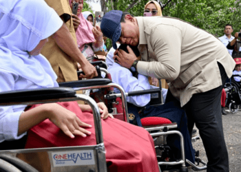 Pemimpin yang Turun ke Rakyat: Prabowo Hentikan Iring-Iringan demi Sapa Siswa Disabilitas di Bangka Belitung