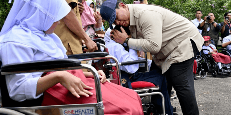 Presiden Prabowo Subianto menyapa dan memeluk siswa disabilitas di Bangka Belitung, Senin (06/10/2025).(Presidenri)