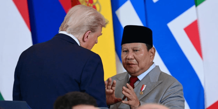 Presiden Prabowo dan Presiden Trump berbincang di International Congress Centre, Sharm El-Sheikh, Mesir, pada Senin, 13 Oktober 2025.(Presidenri)