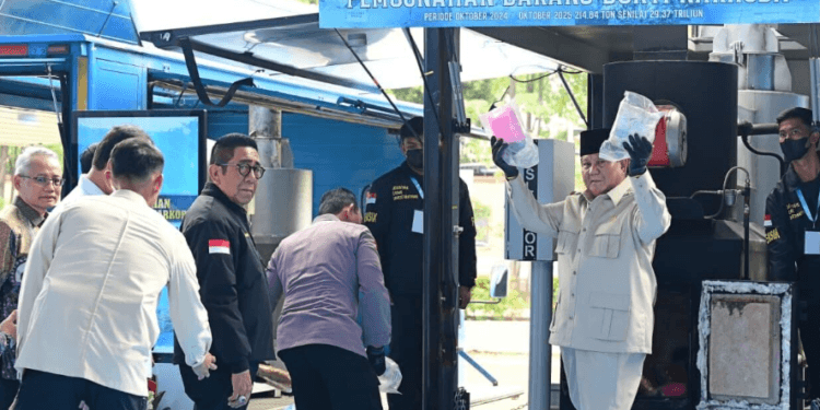 Presiden Prabowo memusnahkan barang bukti narkoba 214,84 ton senilai Rp29,37 triliun di Lapangan Bhayangkara Markas Besar Kepolisian Negara Republik Indonesia (Mabes Polri), Jakarta, pada Rabu, 29 Oktober 2025.(Presidenri)