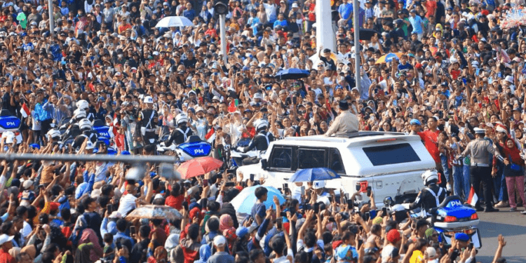 Presiden RI Prabowo Subianto berangkat menuju Lapangan Silang Monas untuk menghadiri Upacara Peringatan Hari HUT ke-80 TNI, Minggu (05/10/2025).(Presidenri)