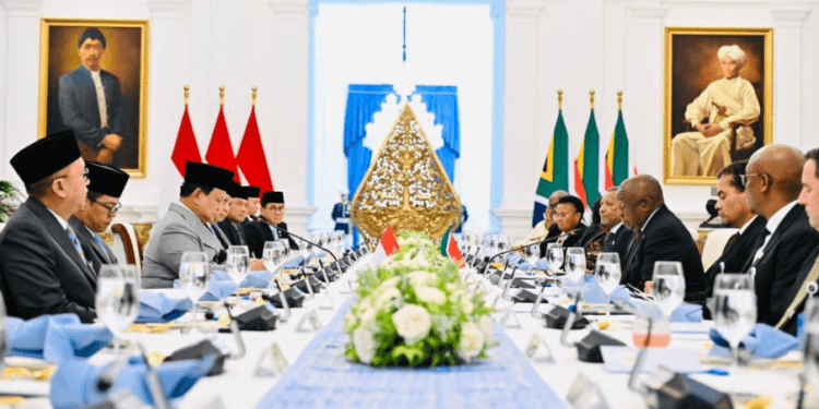 Presiden RI Prabowo Subianto dan Presiden Republik Afrika Selatan Matamela Cyril Ramaphosa menggelar pertemuan bilateral yang berlangsung dalam format working lunch di Istana Merdeka, Jakarta, pada Rabu, 22 Oktober 2025.(Presidenri)