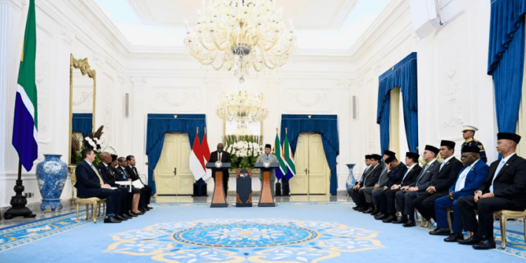 Presiden Republik Afrika Selatan, Matamela Cyril Ramaphosa dan Presiden Republik Indonesia, Prabowo Subianto, menyampaikan pernyataan pers bersama di Istana Merdeka, Jakarta, pada Rabu, 22 Oktober 2025.(Presidenri)