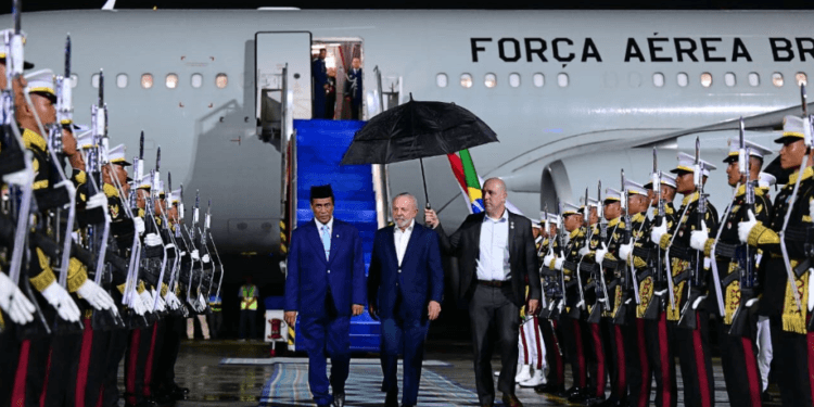 Presiden Republik Federasi Brasil Luiz Inácio Lula da Silva tiba di Pangkalan TNI AU Halim Perdanakusuma, Jakarta, pada Rabu sore, 22 Oktober 2025.(Presidenri)