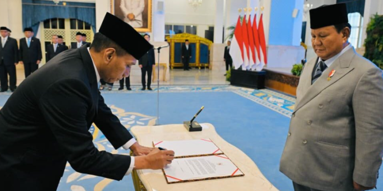 Presiden Republik Indonesia Prabowo Subianto secara resmi melantik dua wakil menteri Kabinet Merah Putih dan dua asisten khusus presiden di Istana Negara, Jakarta, Rabu (08/10/2025).(Presidenri)