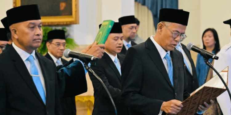 Prosesi pengucapan sumpah/janji anggota Dewan Komisioner Lembaga Penjamin Simpanan (LPS) di Istana Negara, Jakarta, Rabu (08/10/2025).(Presidenri)