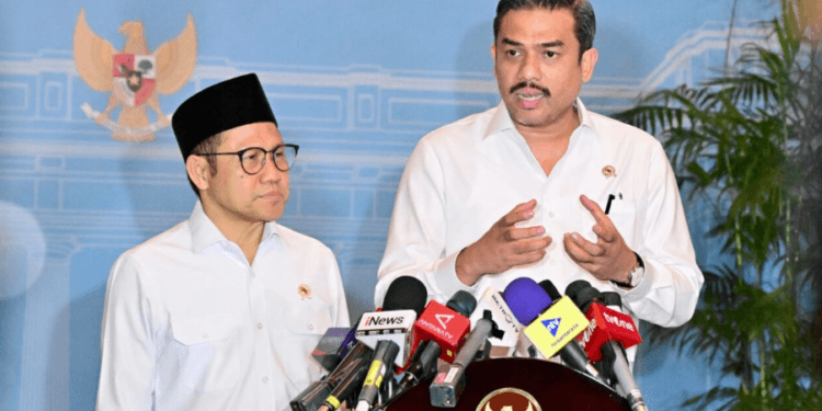 Menteri Koordinator Bidang Pemberdayaan Masyarakat Muhaimin Iskandar dan Menteri UMKM Maman Abdurrahman menyampaikan keterangannya usai mengikuti rapat terbatas di Istana Merdeka, Jakarta, pada Rabu, 5 November 2025.(Presidenri)