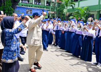 Presiden Prabowo Disambut Meriah di SMPN 4 Bekasi: Guru dan Siswa Antusias Lakukan Program Digitalisasi Pendidikan