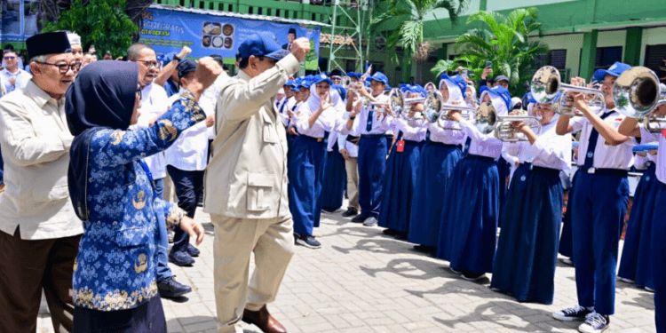 Presiden Prabowo Subianto disambut oleh para pelajar saat menghadiri acara peluncuran Program Digitalisasi Pembelajaran untuk Indonesia Cerdas, di SMP Negeri 4 Kota Bekasi, pada Senin, 17 November 2025.(Presidenri)