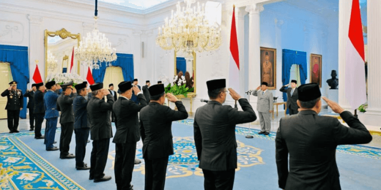 Presiden Prabowo Subianto melantik keanggotaan Komisi Percepatan Reformasi Polri di Istana Merdeka, Jakarta, Jumat, 7 November 2025.(Presidenri)